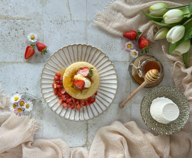 PANCAKE CON FRAGOLE E MIELE PH Press