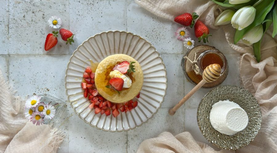 PANCAKE CON FRAGOLE E MIELE PH Press