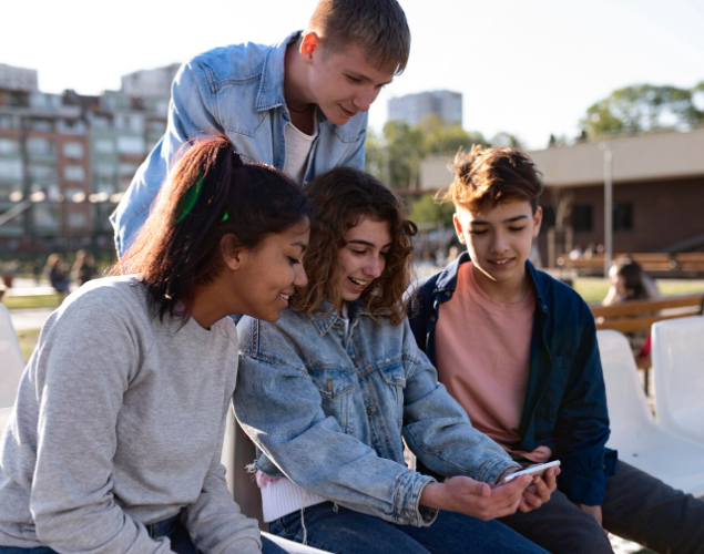 Ragazzi al cellulare ph fp