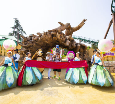 Francesco Facchinetti inaugura la Foresta di Masha e Orso