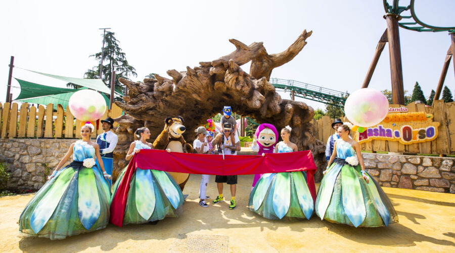 Francesco Facchinetti inaugura la Foresta di Masha e Orso