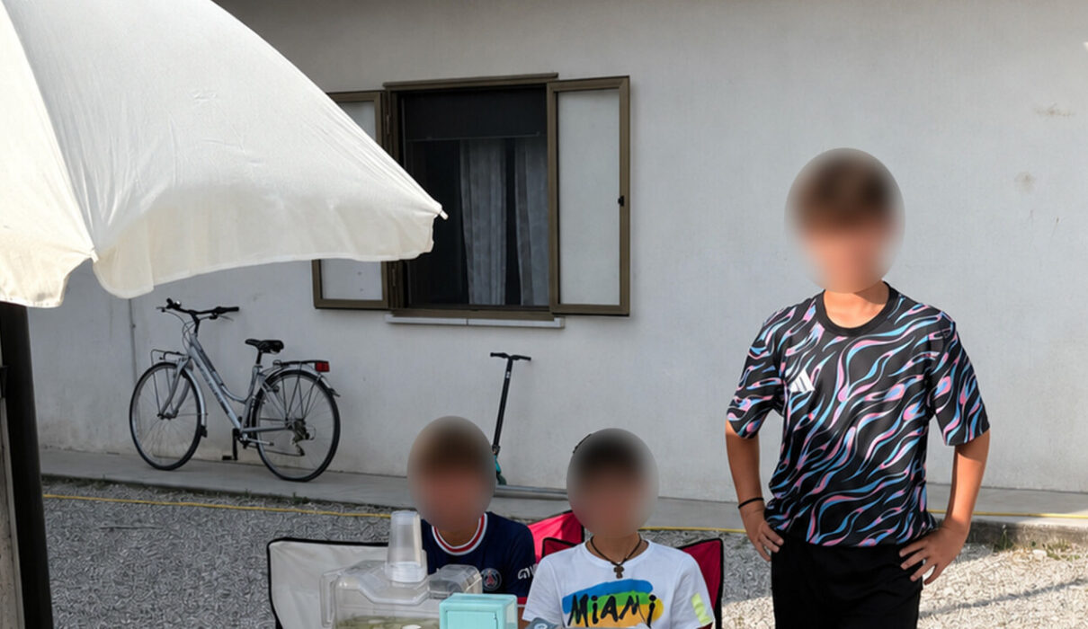 Ragazzi banchetto limonata ph X