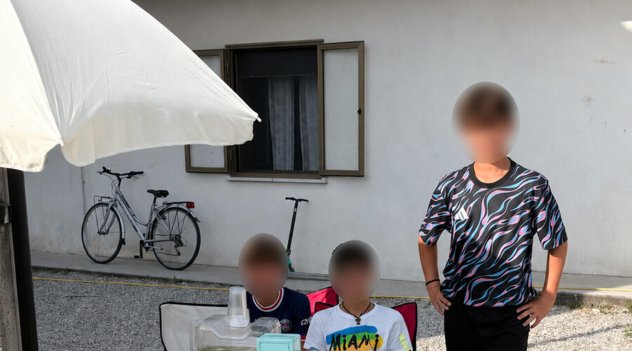 Ragazzi banchetto limonata ph X